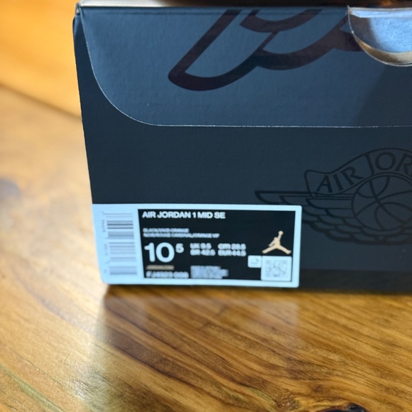 ALMOST NEW WORN ONCE - M 10.5 - AIR JORDAN 1 MID SE CREAMSICLE TAMPA BUCCANEERS main image 13